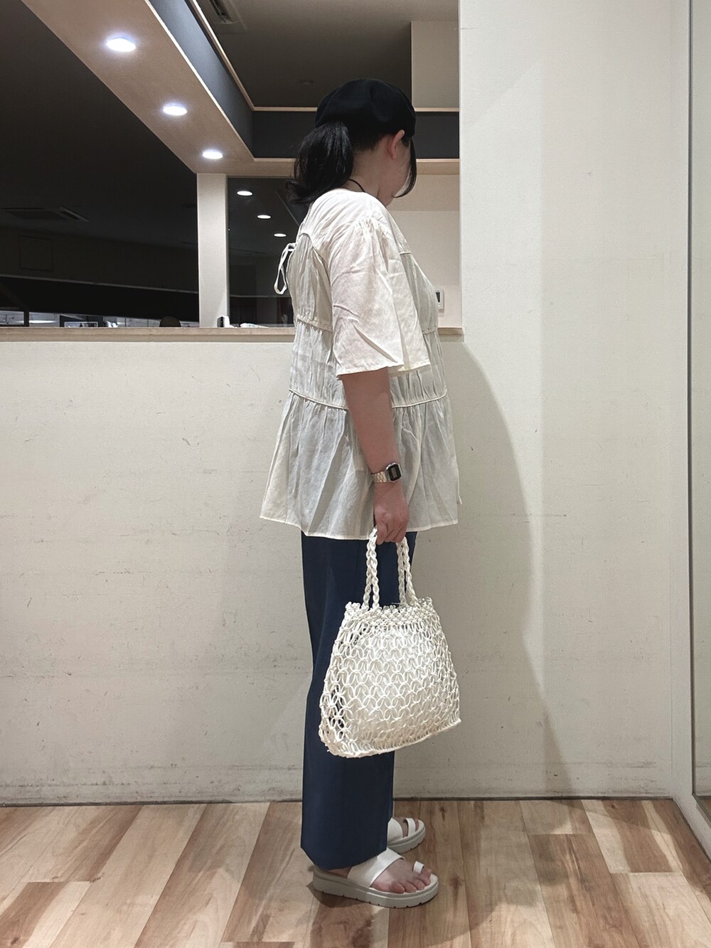 ホワイト系のシャツ/ブラウス、ホワイト系のハンドバッグ、ブルー系のその他パンツを着用したレディースの春コーディネートの2枚目の写真