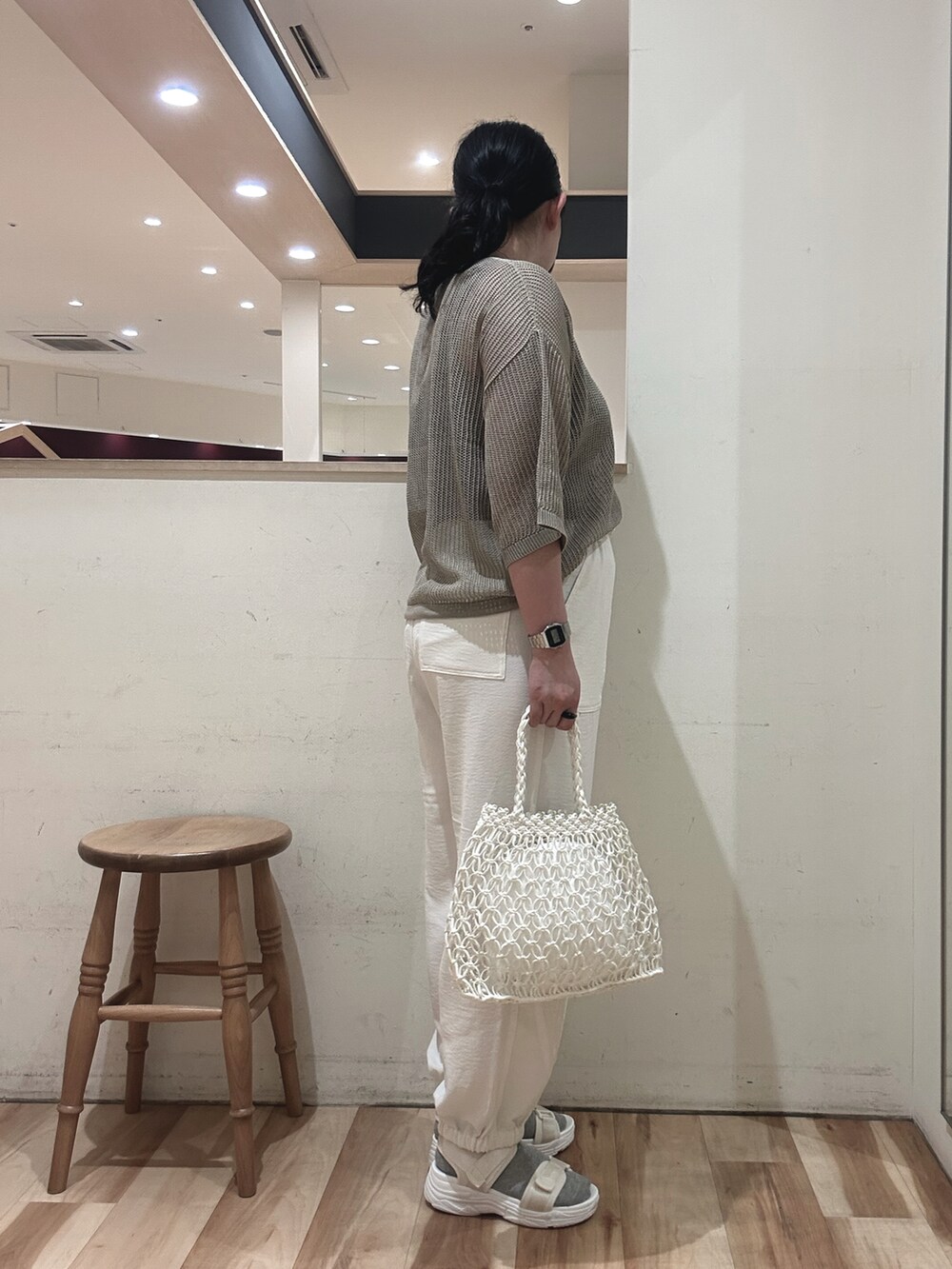 ホワイト系のハンドバッグ、ホワイト系のその他パンツ、ブラウン系のTシャツ/カットソーを着用したレディースの春コーディネートの2枚目の写真