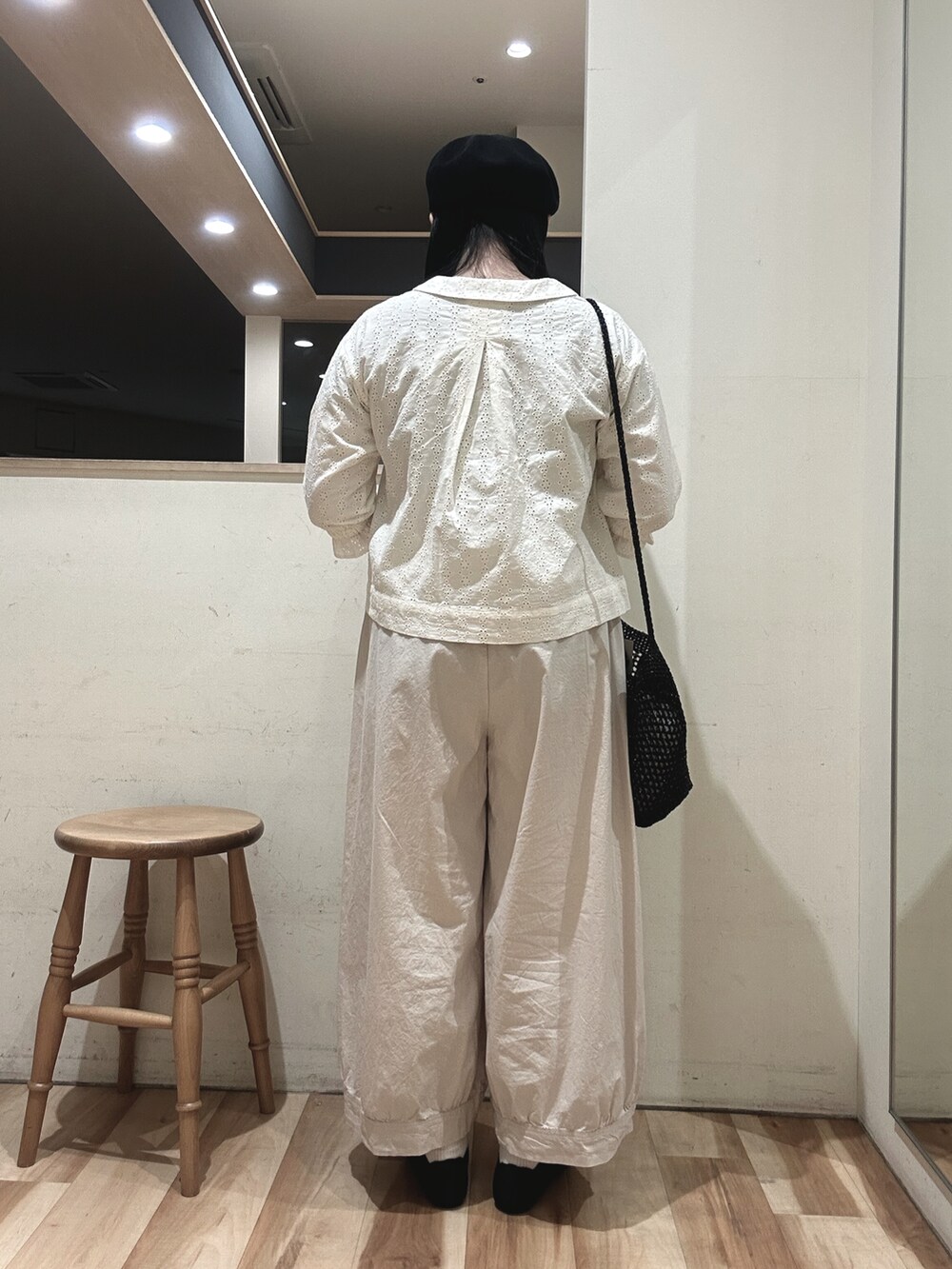 ブラック系のハンドバッグ、ホワイト系のその他パンツ、ホワイト系のノーカラージャケットを着用したレディースの春コーディネートの3枚目の写真