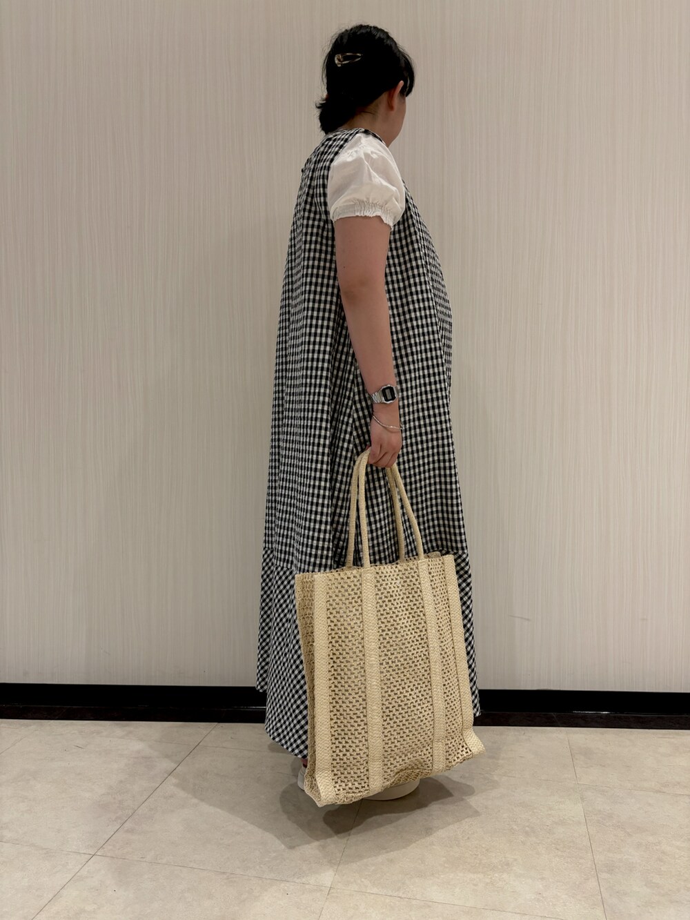 ホワイト系のシャツ/ブラウス、ブラック系のワンピース、ブラウン系のその他パンツを着用したレディースの夏コーディネートの2枚目の写真