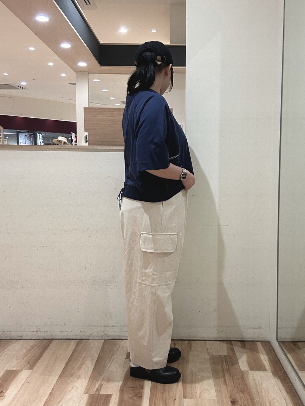 ベージュ系のその他パンツ、ブルー系のTシャツ/カットソーを着用したレディースの春コーディネートの2枚目の写真