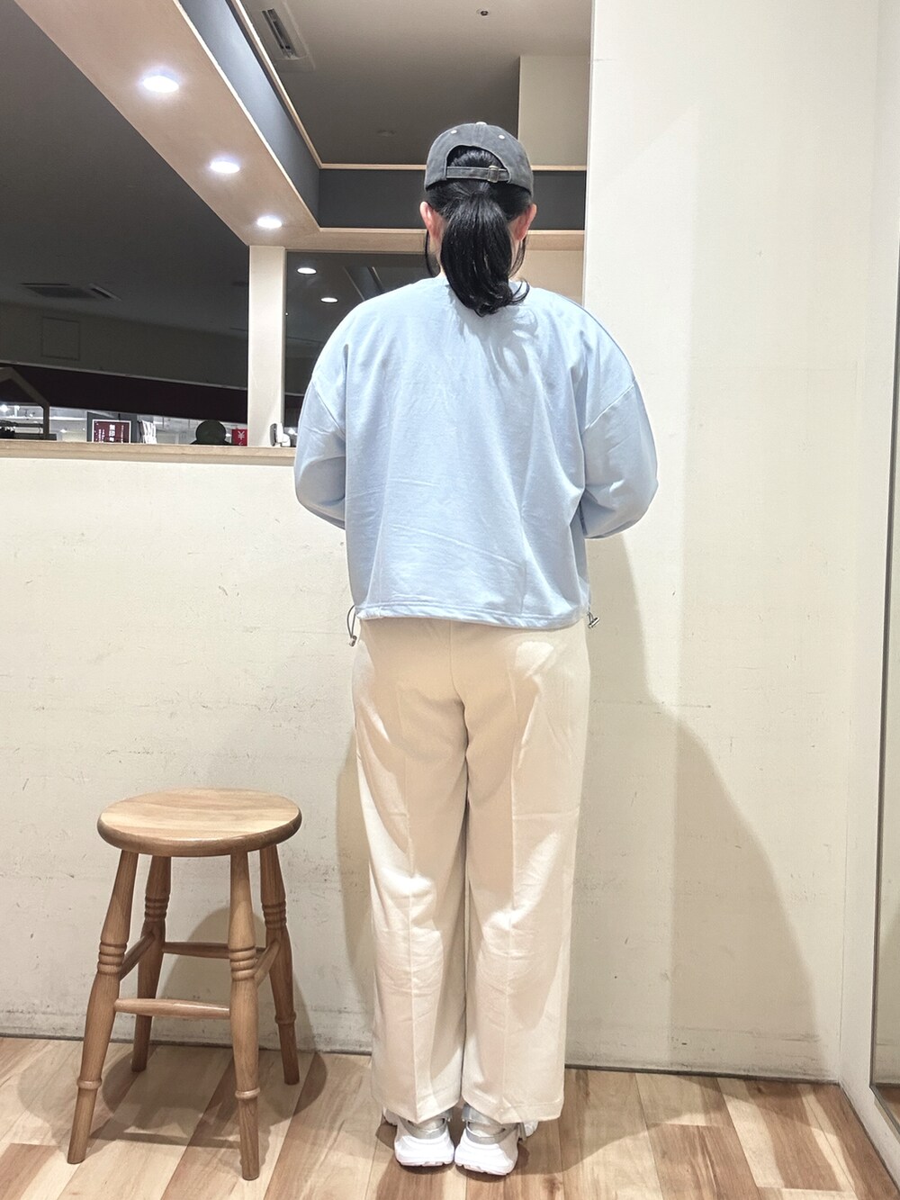 ブラック系のハンドバッグ、シルバー系のドレスシューズ、ブルー系のTシャツ/カットソーを着用したレディースの春コーディネートの3枚目の写真