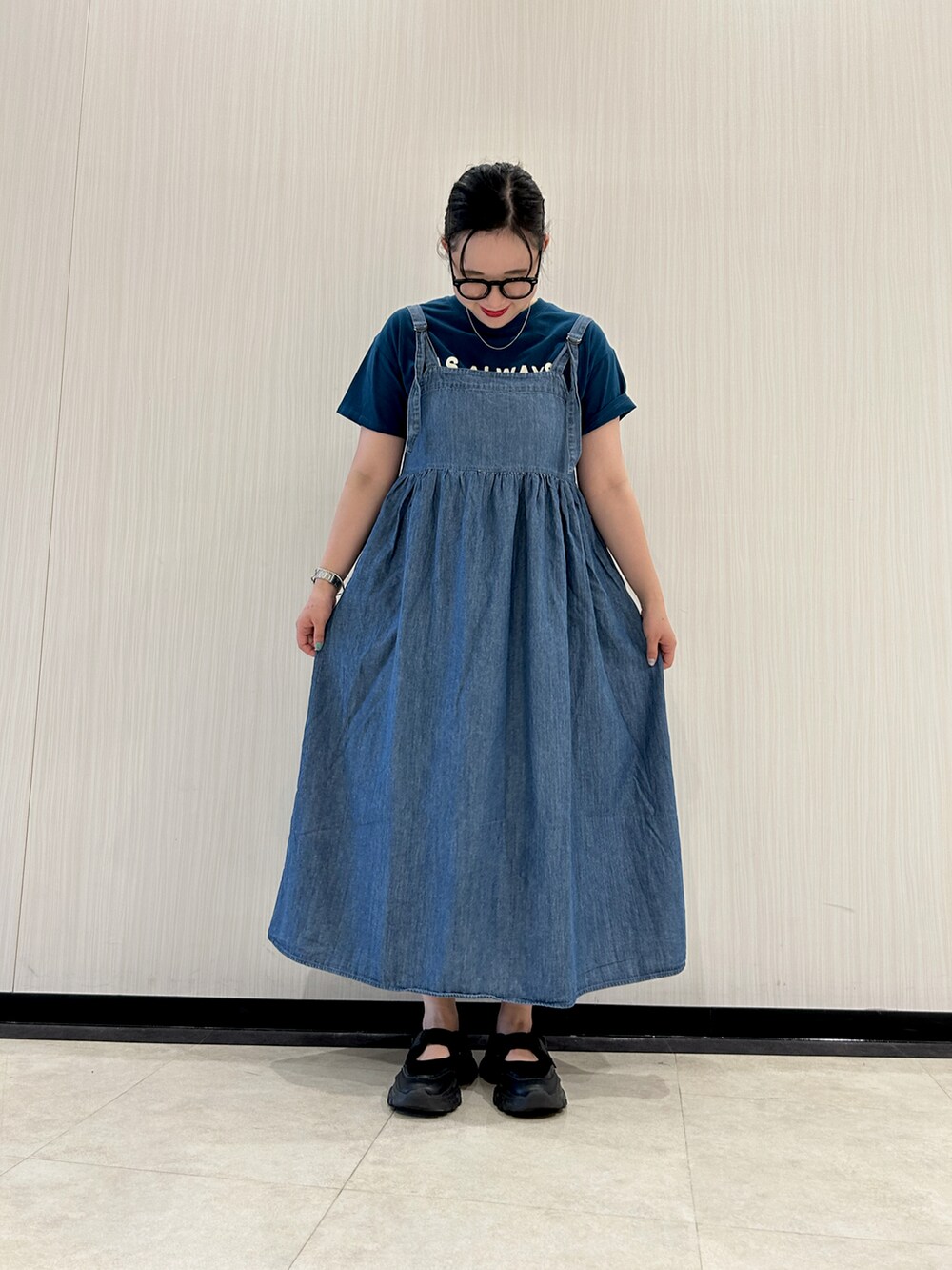 ブルー系のTシャツ/カットソー、ブルー系のワンピース、ブラック系のサンダルを着用したレディースの夏コーディネートの2枚目の写真