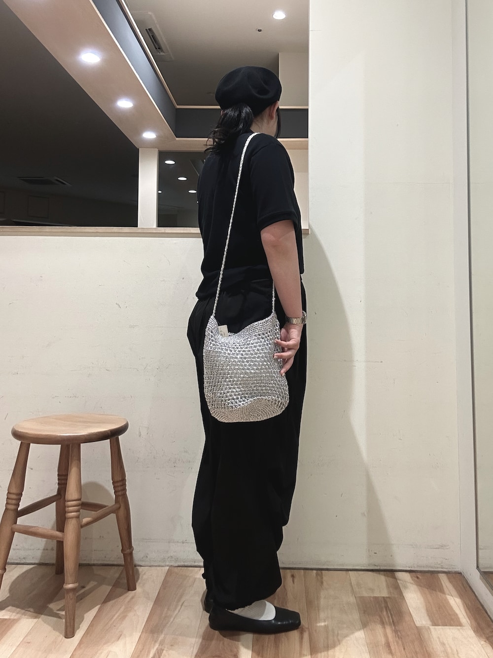 ブラック系のその他パンツ、ブラック系のシャツ/ブラウスを着用したレディースの春コーディネートの2枚目の写真