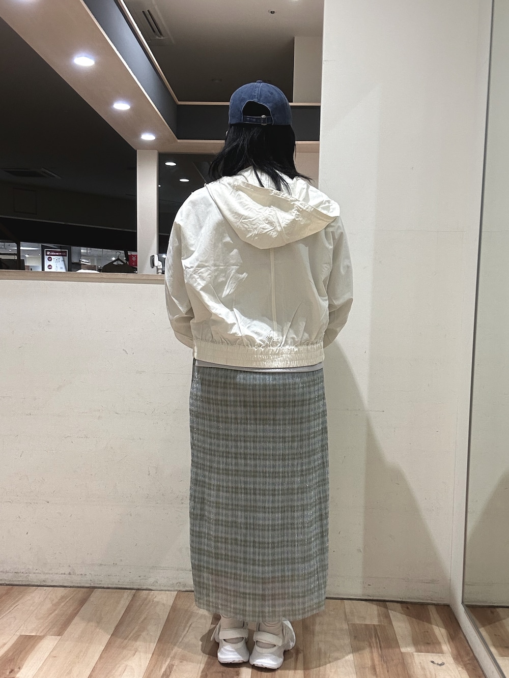 グレー系のハンドバッグ、ホワイト系のドレスシューズ、ホワイト系のブルゾンを着用したレディースの春コーディネートの3枚目の写真