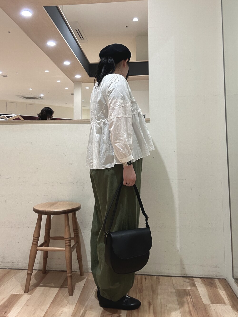 ホワイト系のシャツ/ブラウス、ブラック系のハンドバッグ、ブラック系のドレスシューズを着用したレディースの春コーディネートの2枚目の写真