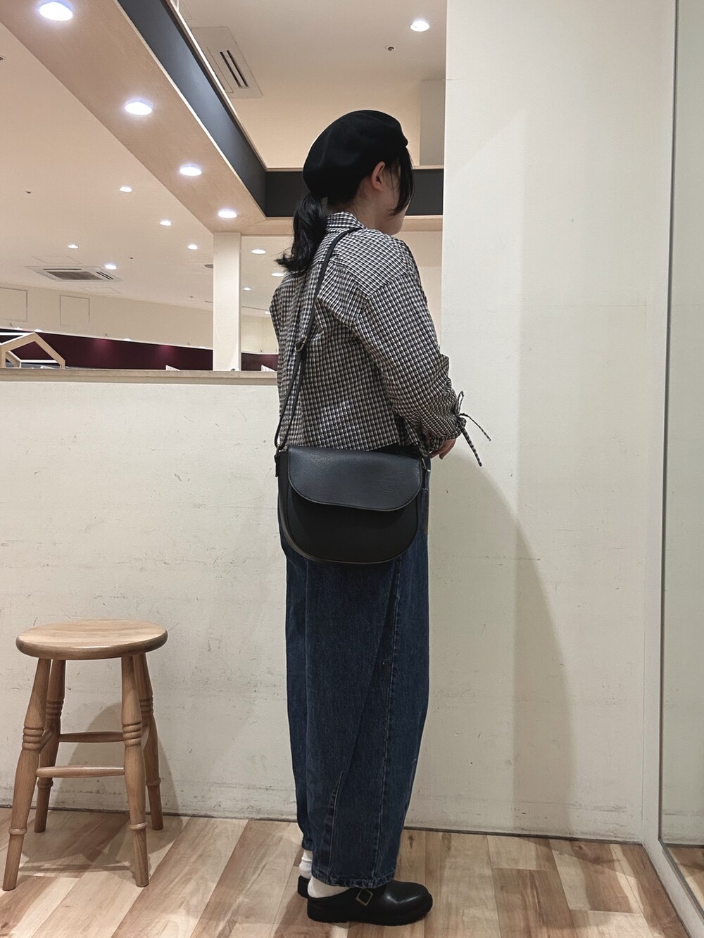 ブラック系のハンドバッグ、ブルー系のその他パンツ、ブラック系のドレスシューズを着用したレディースの春コーディネートの2枚目の写真