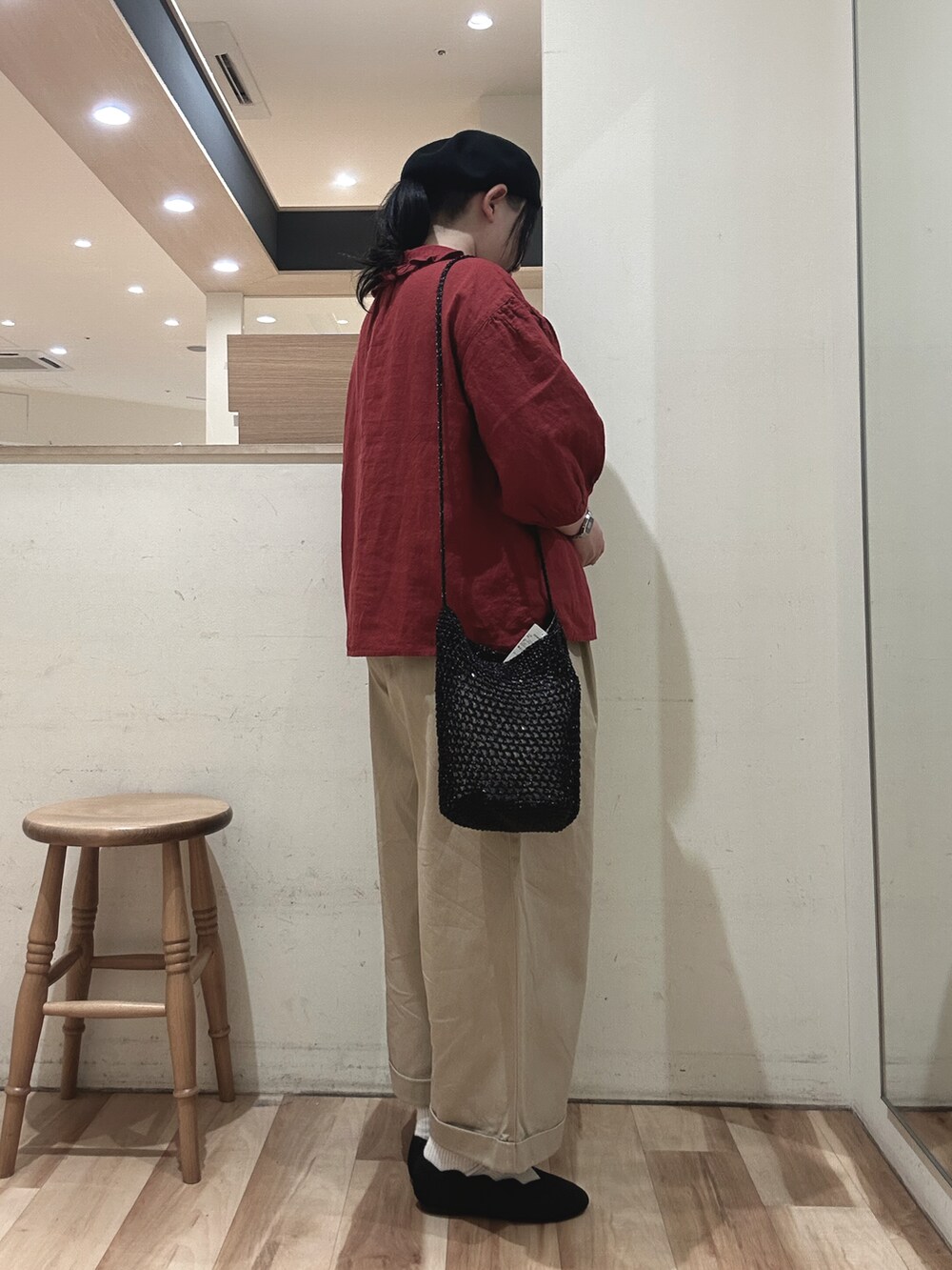 レッド系のシャツ/ブラウス、ブラック系のハンドバッグ、ベージュ系のその他パンツを着用したレディースの春コーディネートの2枚目の写真