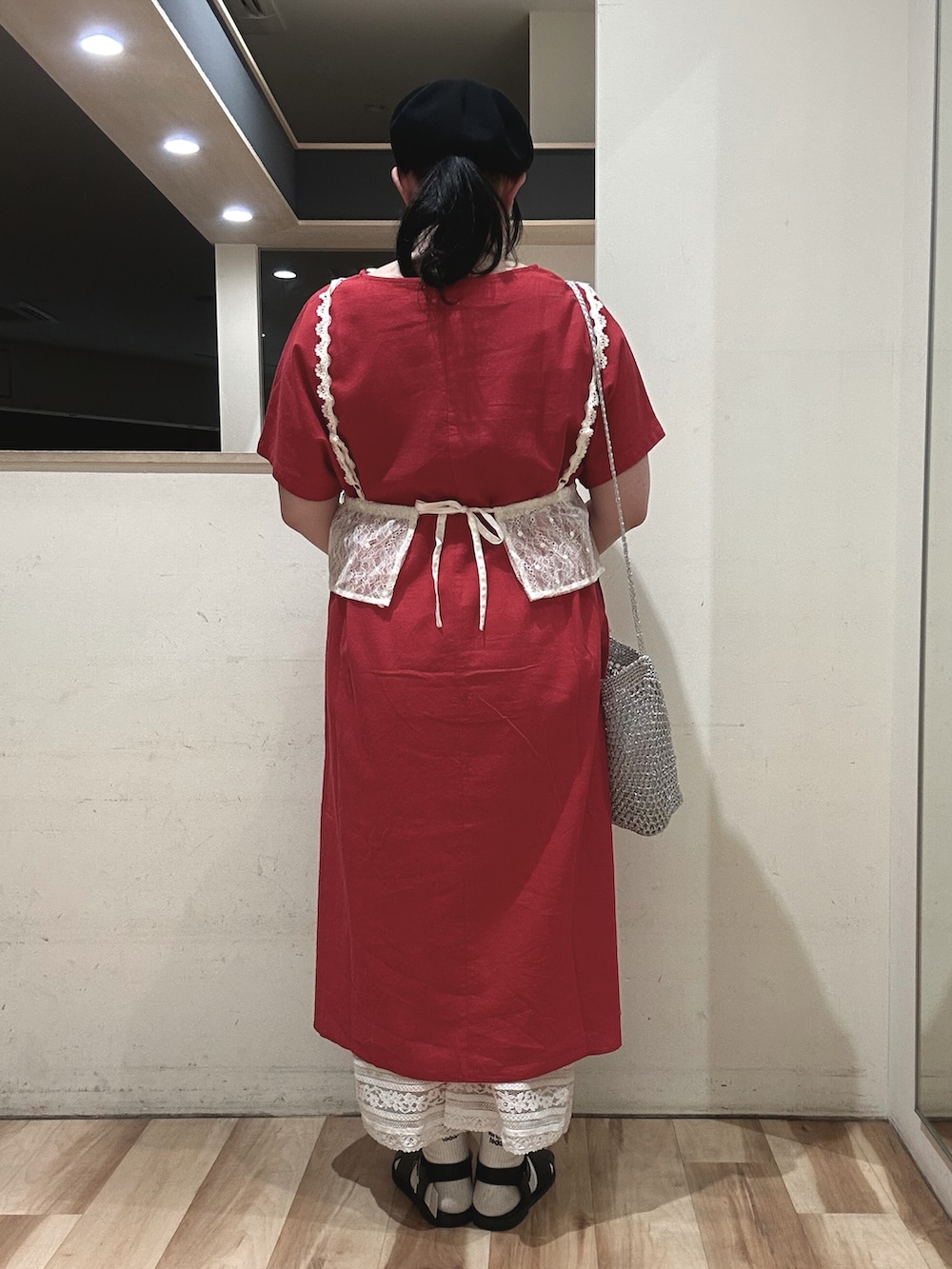 ベージュ系のシャツ/ブラウス、シルバー系のハンドバッグ、ブラック系のサンダルを着用したレディースの春コーディネートの3枚目の写真