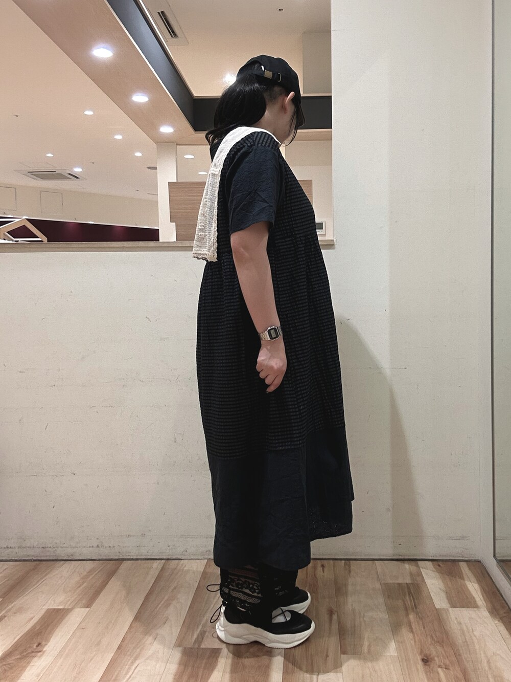 ブラック系のワンピース、ブラック系のその他パンツ、ブラック系のスニーカーを着用したレディースの春コーディネートの2枚目の写真