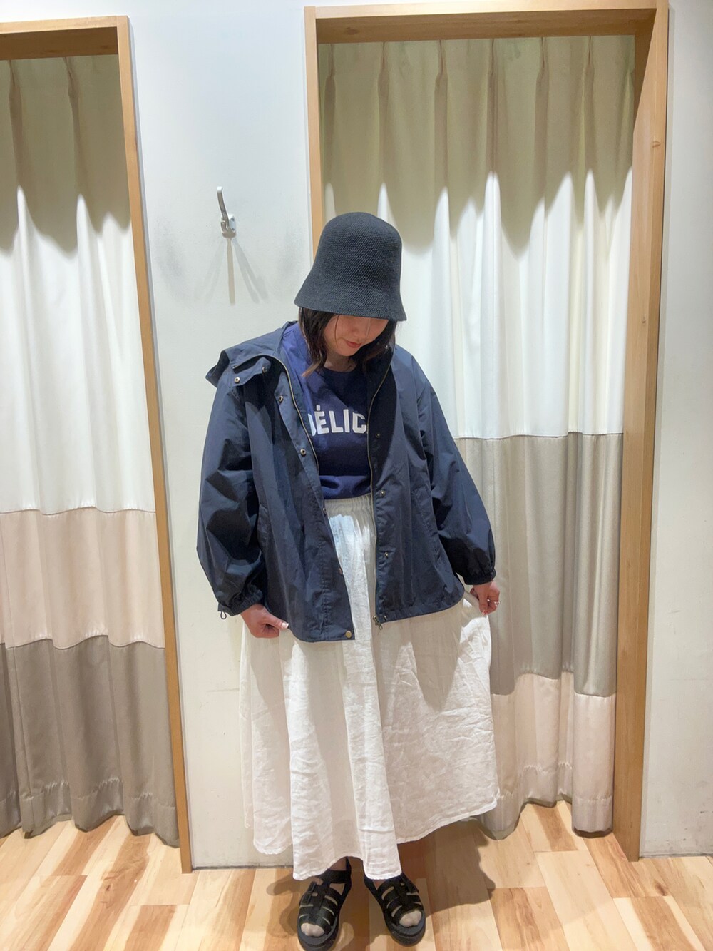 ブルー系のTシャツ/カットソー、ブルー系のブルゾン、ホワイト系のスカートを着用したレディースの春コーディネートの2枚目の写真