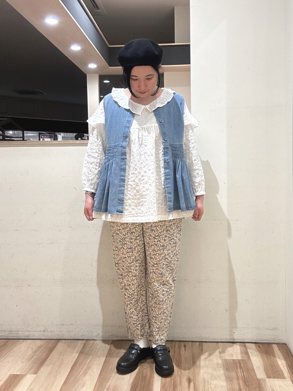 ブルー系のその他アウター、ホワイト系のシャツ/ブラウス、ブルー系のその他パンツを着用したレディースの春コーディネートの3枚目の写真