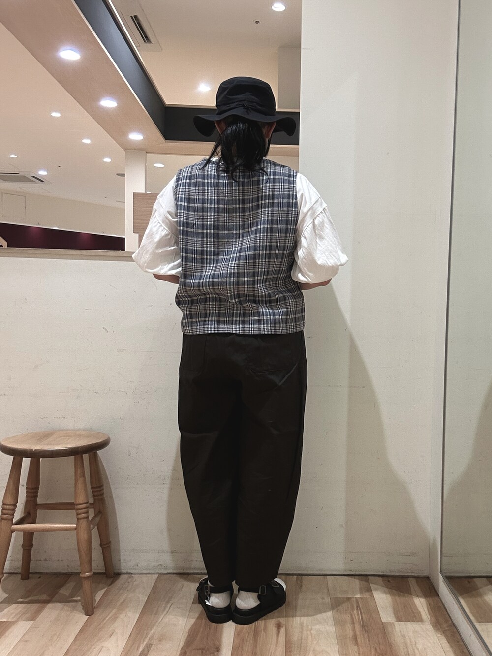 ブルー系のベスト、ホワイト系のTシャツ/カットソー、グレー系のその他パンツを着用したレディースの春コーディネートの3枚目の写真