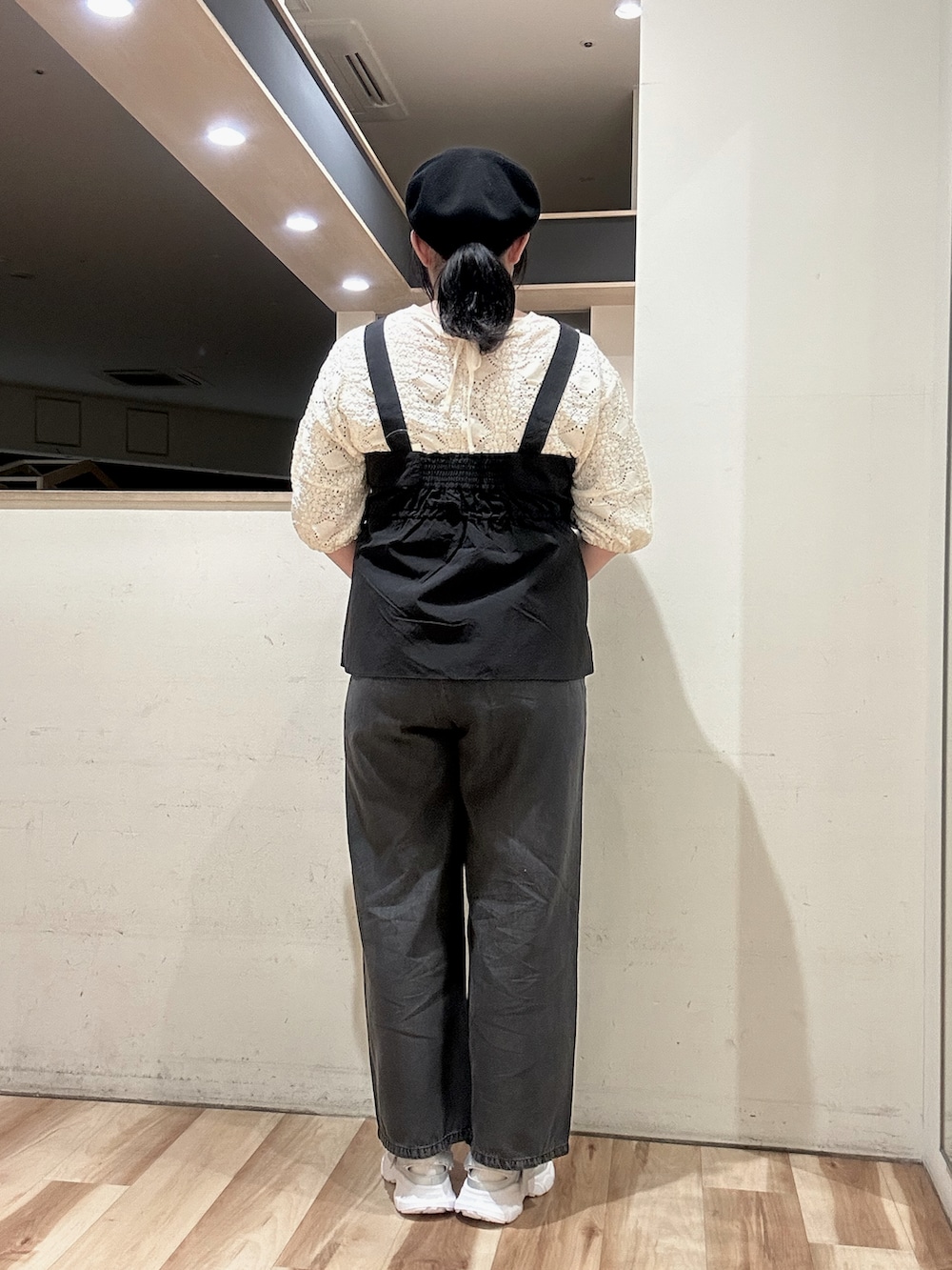 グレー系のハンドバッグ、シルバー系のドレスシューズ、ブラック系のシャツ/ブラウスを着用したレディースの春コーディネートの3枚目の写真