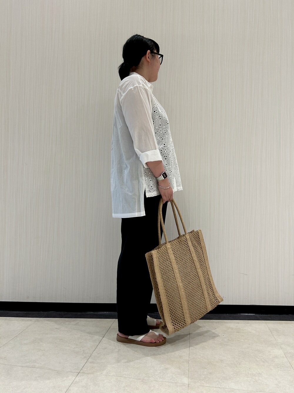 ホワイト系のシャツ/ブラウス、ブラック系のその他パンツ、ベージュ系のハンドバッグを着用したレディースの春コーディネートの2枚目の写真