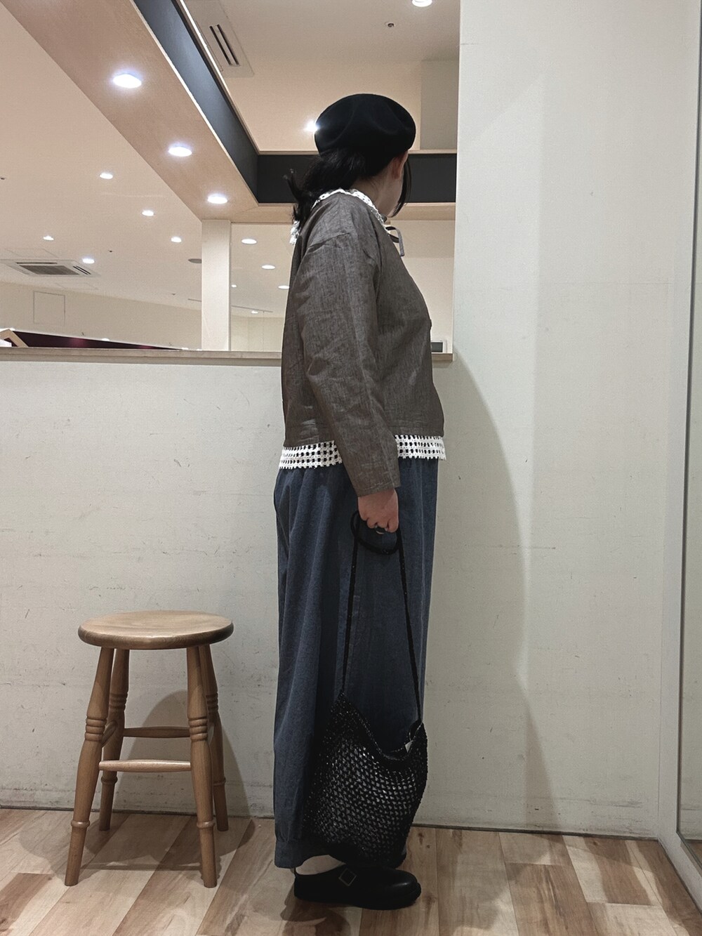 ブラウン系のシャツ/ブラウス、ブルー系のその他パンツ、ブラック系のドレスシューズを着用したレディースの春コーディネートの2枚目の写真