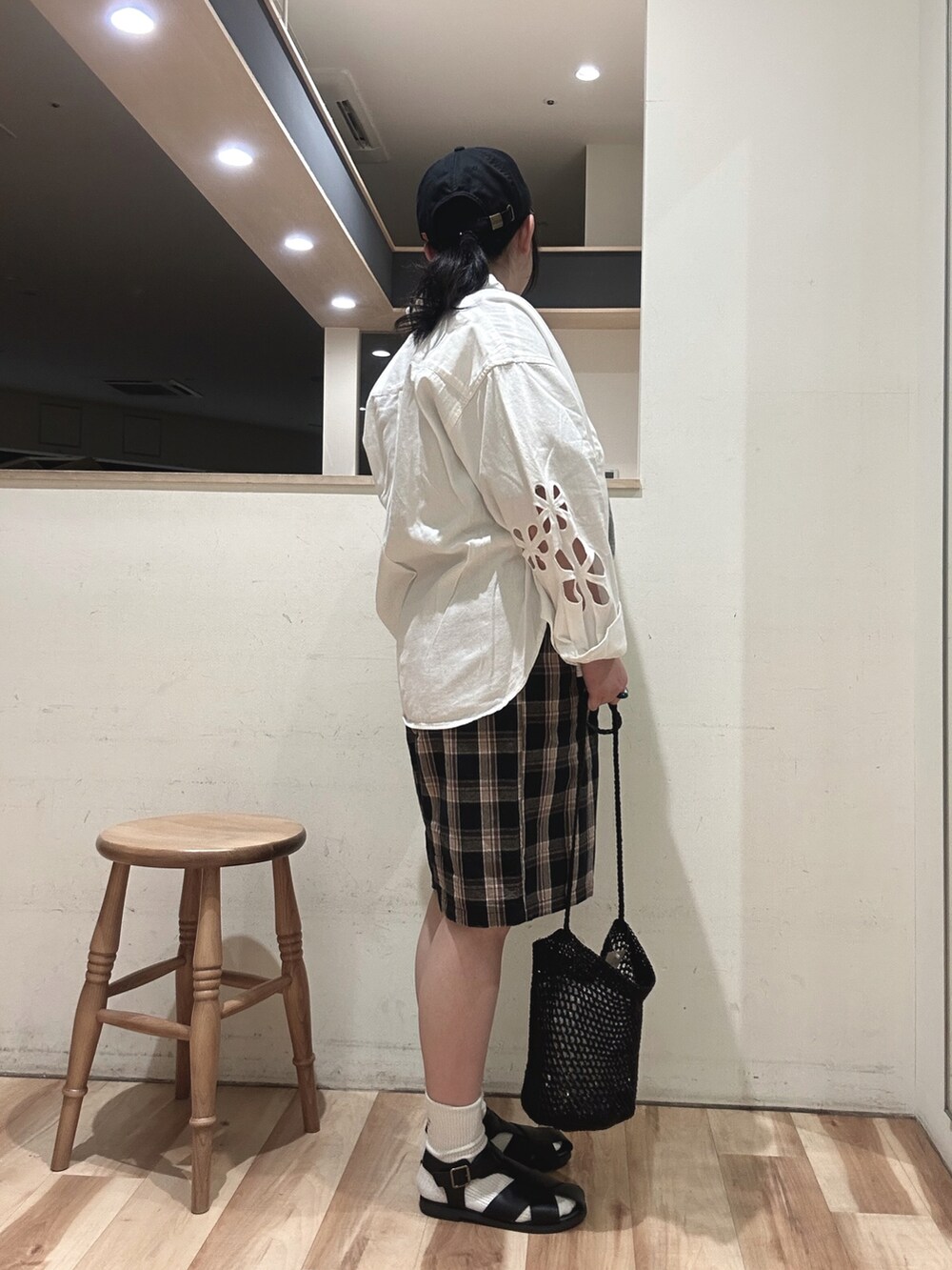 グレー系のTシャツ/カットソー、ホワイト系のシャツ/ブラウス、ブラック系のその他パンツを着用したレディースの春コーディネートの2枚目の写真