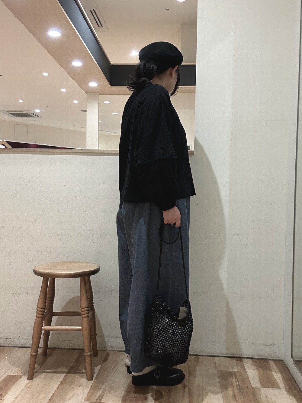 ブラック系のシャツ/ブラウス、ブルー系のその他パンツ、ブラック系のドレスシューズを着用したレディースの春コーディネートの2枚目の写真