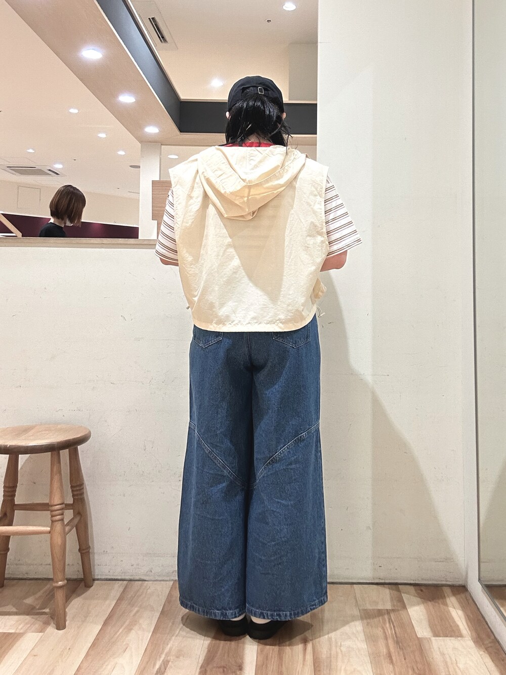 ホワイト系のTシャツ/カットソー、ブルー系のその他パンツ、ホワイト系のベストを着用したレディースの春コーディネートの3枚目の写真