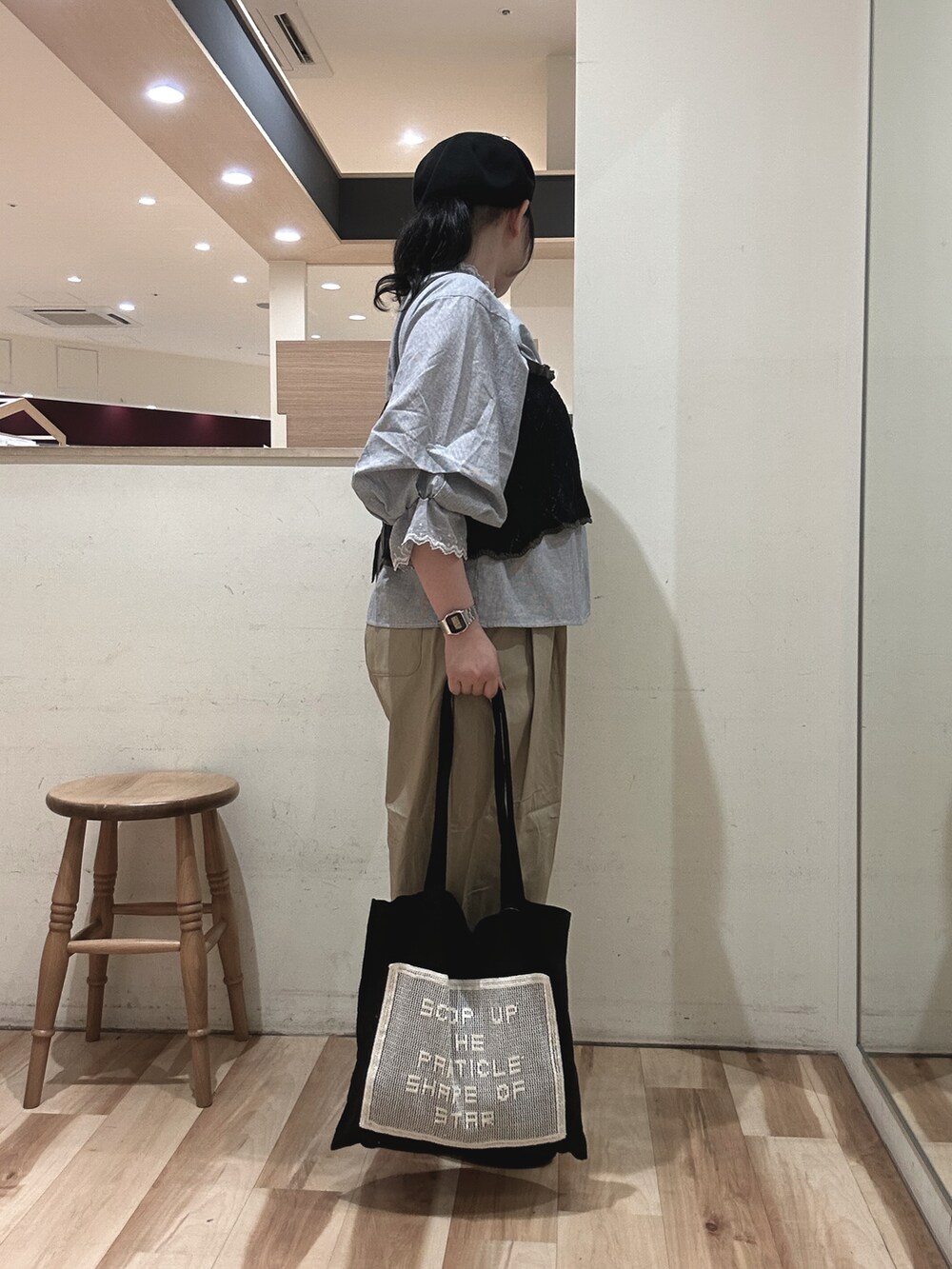 ブラック系のハンドバッグ、ブラック系のドレスシューズ、ブラック系のベストを着用したレディースの春コーディネートの2枚目の写真