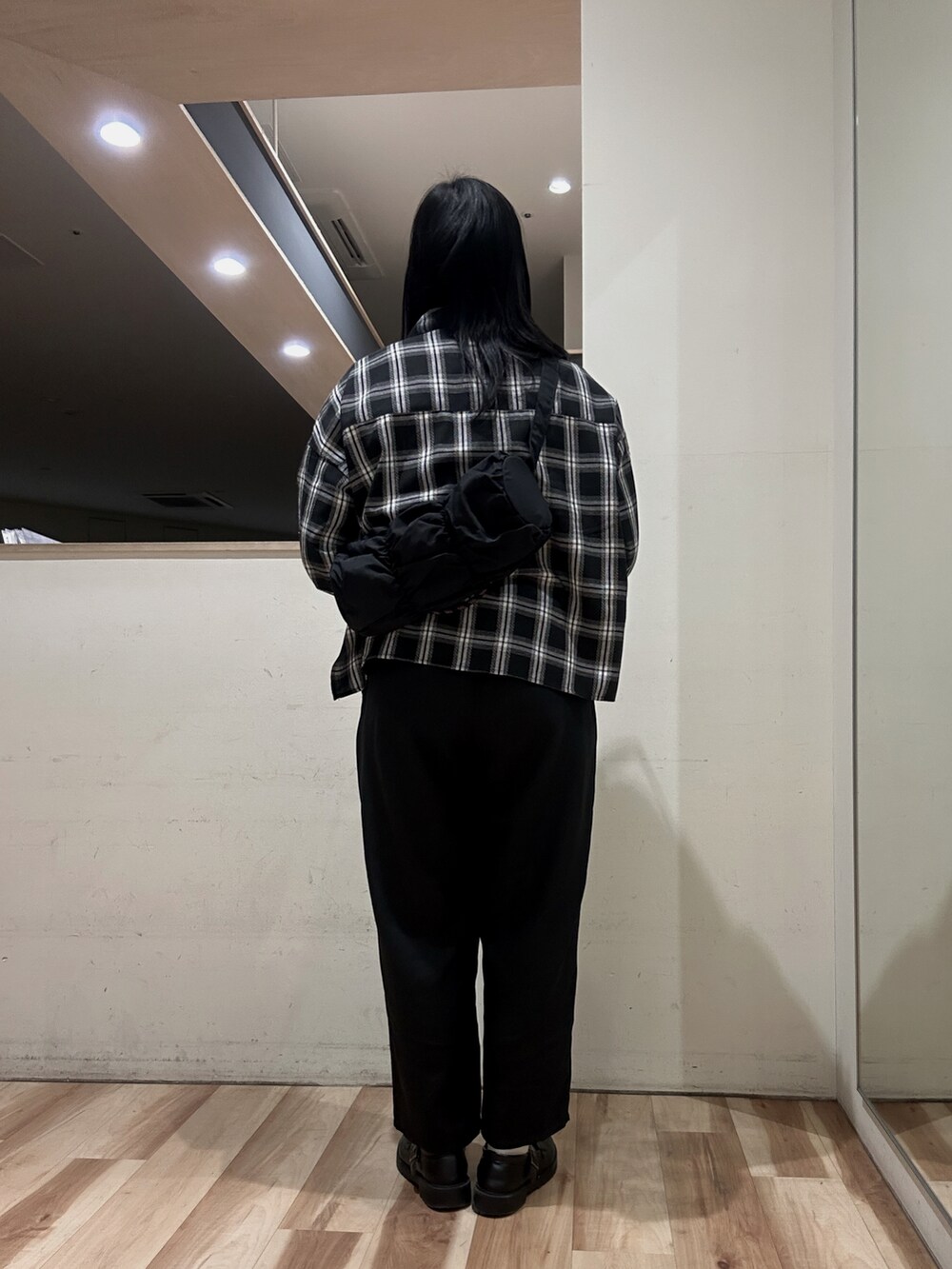 ブラック系のシャツ/ブラウス、ブラック系のその他パンツ、ブラック系のハンドバッグを着用したレディースの冬コーディネートの3枚目の写真