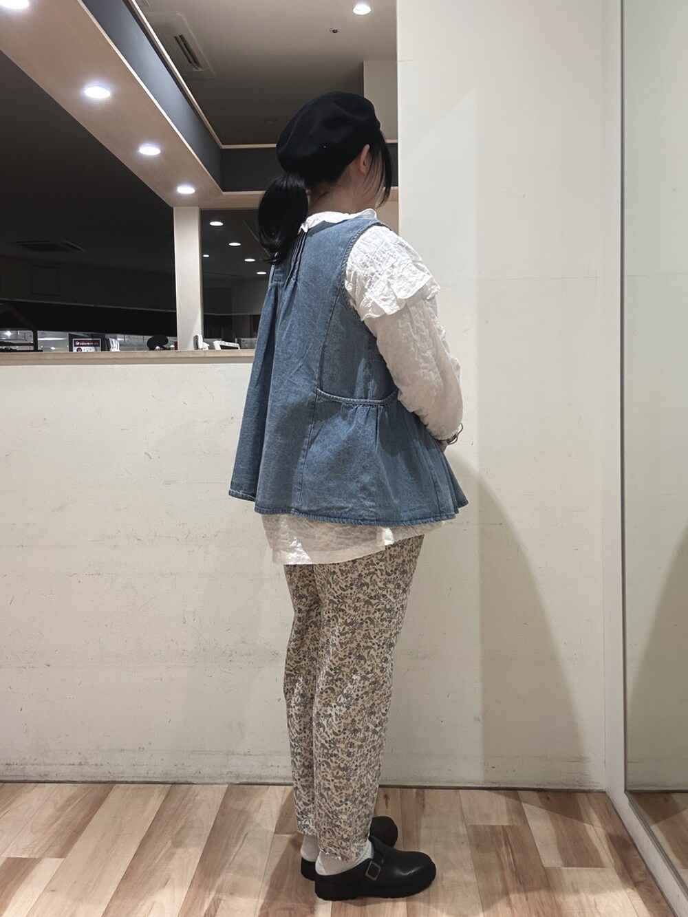 ブルー系のその他アウター、ホワイト系のシャツ/ブラウス、ブルー系のその他パンツを着用したレディースの春コーディネートの4枚目の写真