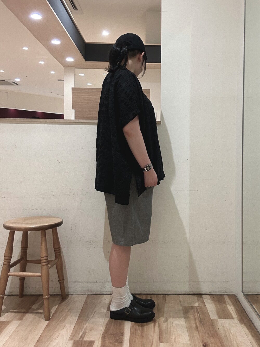 ブラウン系のハンドバッグ、ブラック系のドレスシューズ、グレー系のその他パンツを着用したレディースの春コーディネートの2枚目の写真