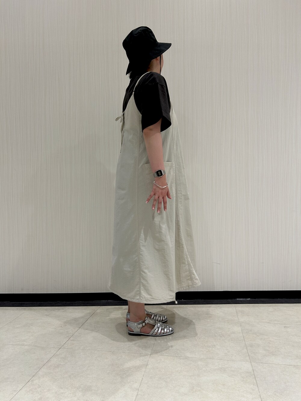 グレー系のTシャツ/カットソー、シルバー系のサンダル、ブラック系のハットを着用したレディースの夏コーディネートの3枚目の写真