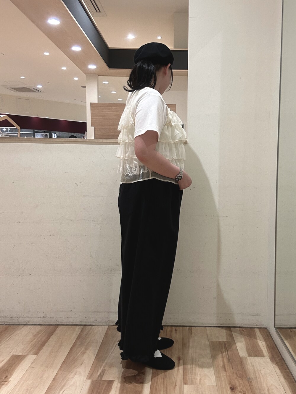 ブラック系のその他パンツ、ブラック系のハンドバッグ、ブラック系のドレスシューズを着用したレディースの春コーディネートの2枚目の写真