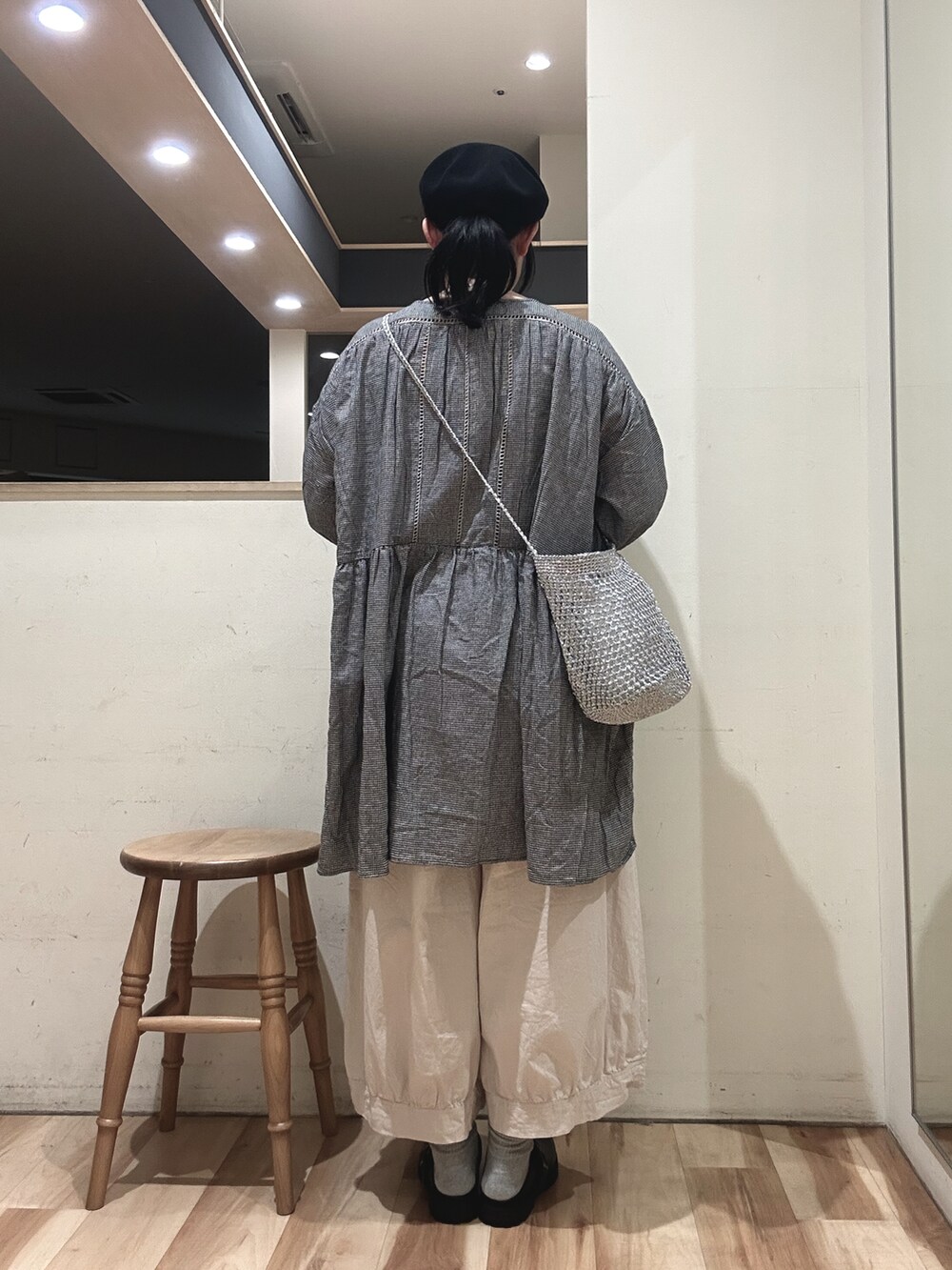 シルバー系のハンドバッグ、ホワイト系のその他パンツ、ブラック系のドレスシューズを着用したレディースの春コーディネートの3枚目の写真