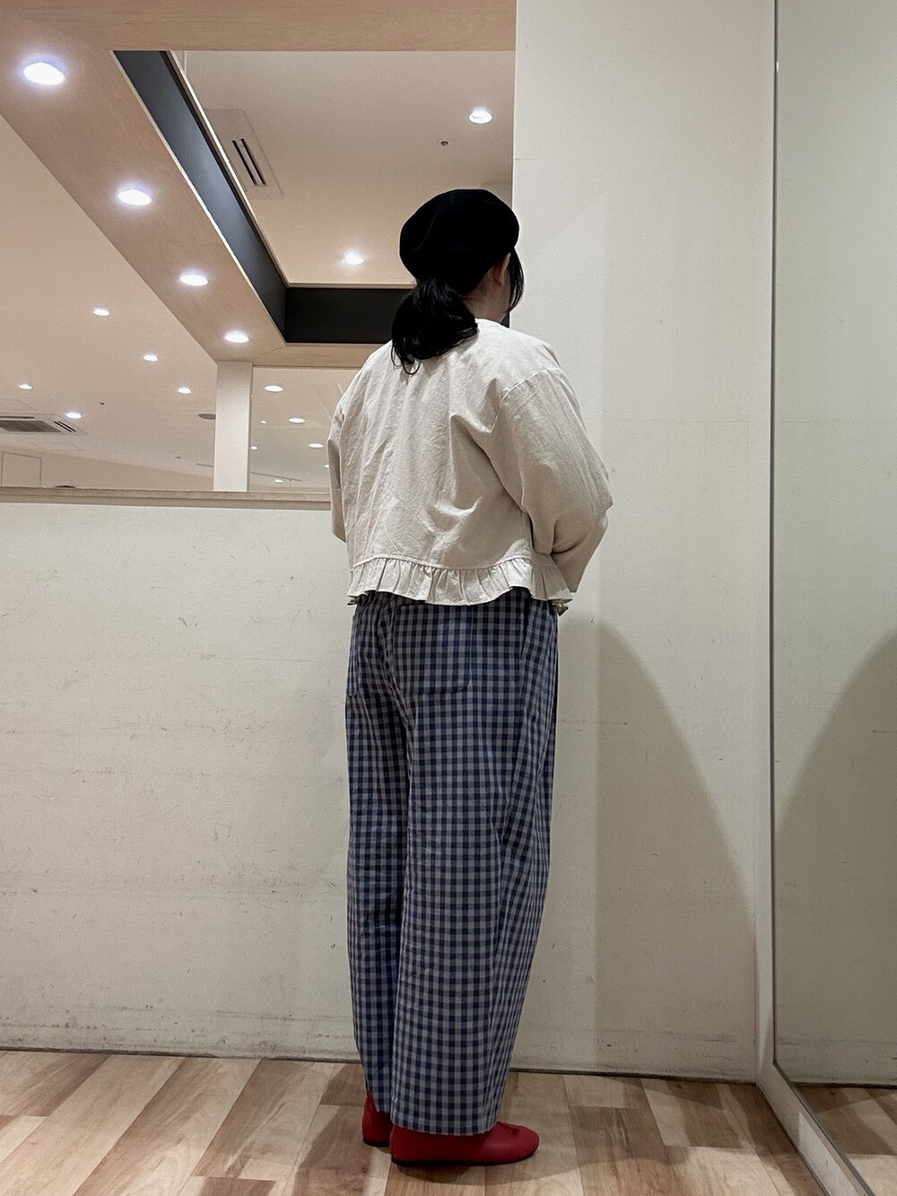 ホワイト系のノーカラージャケット、ホワイト系のTシャツ/カットソー、ブルー系のその他パンツを着用したレディースの春コーディネートの2枚目の写真