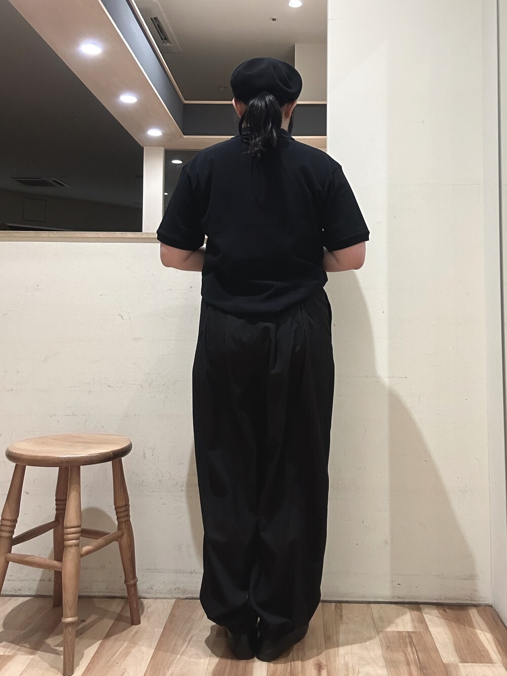 ブラック系のその他パンツ、ブラック系のシャツ/ブラウスを着用したレディースの春コーディネートの3枚目の写真