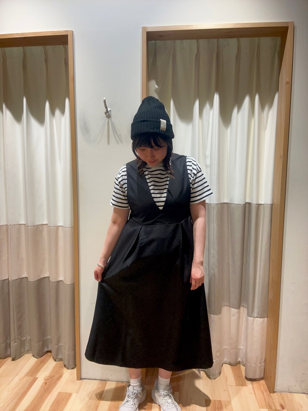ホワイト系のTシャツ/カットソー、ブラック系のワンピース、ブラック系のハットを着用したレディースの春コーディネートの2枚目の写真