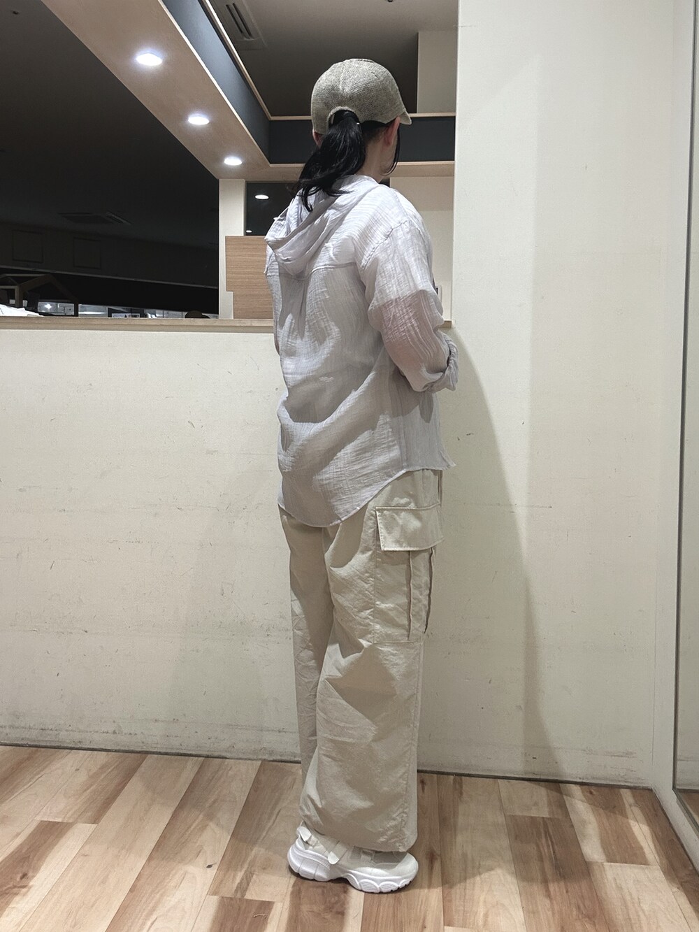 ホワイト系のTシャツ/カットソー、ホワイト系のハンドバッグ、ホワイト系のドレスシューズを着用したレディースの春コーディネートの2枚目の写真