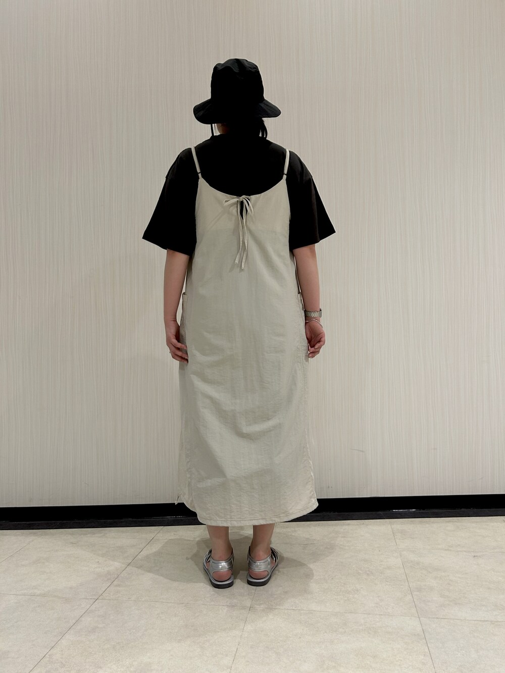 グレー系のTシャツ/カットソー、シルバー系のサンダル、ブラック系のハットを着用したレディースの夏コーディネートの4枚目の写真