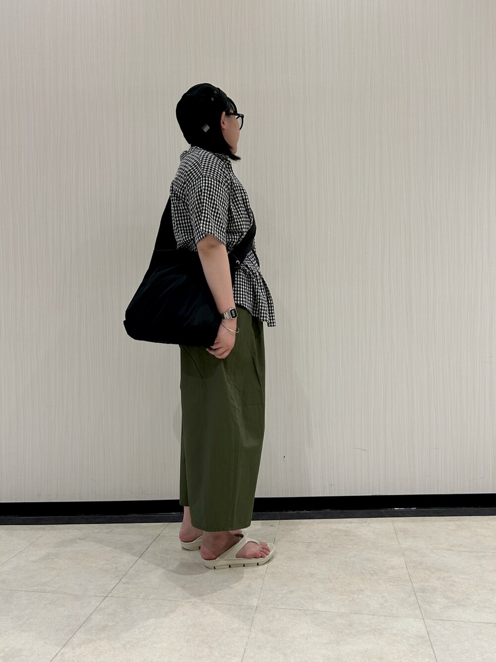 ブラック系のシャツ/ブラウス、グレー系のTシャツ/カットソー、ブラック系のハンドバッグを着用したレディースの夏コーディネートの3枚目の写真