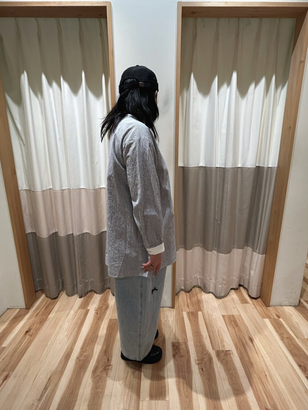 ブルー系のその他パンツ、ブルー系のシャツ/ブラウスを着用したレディースの冬コーディネートの2枚目の写真