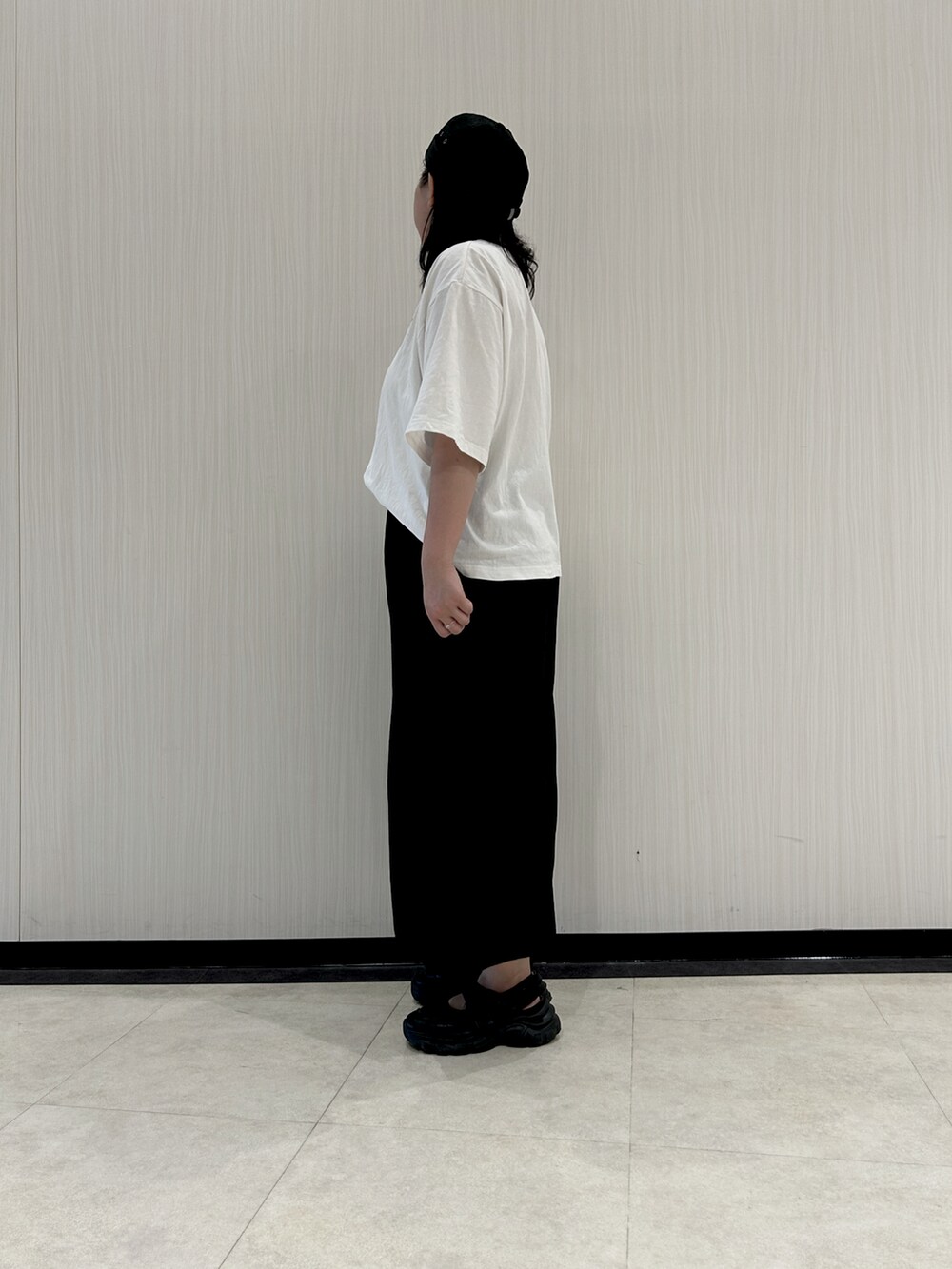 ホワイト系のTシャツ/カットソー、ブラック系のその他パンツ、ブラック系のサンダルを着用したレディースの夏コーディネートの4枚目の写真