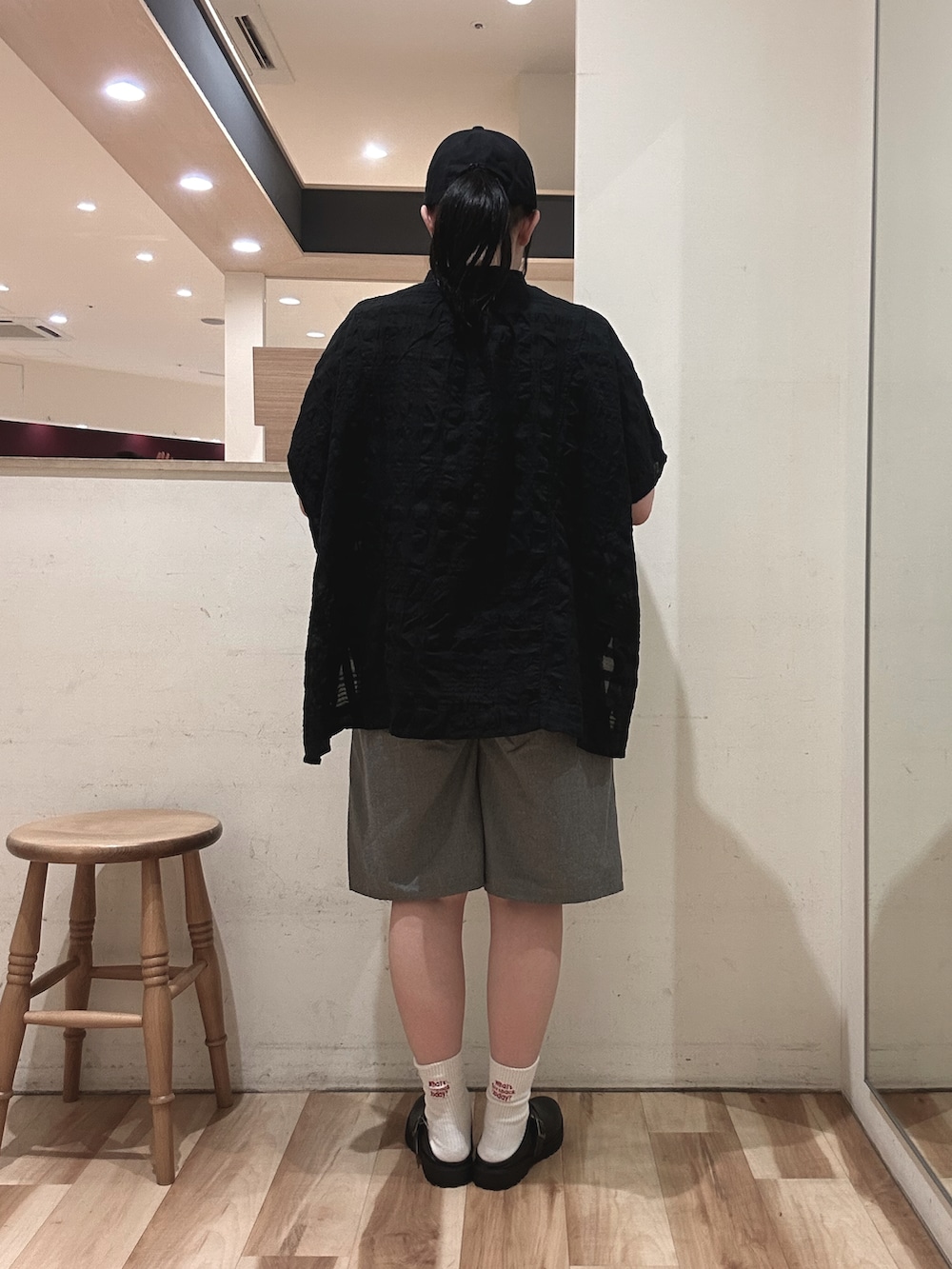 ブラウン系のハンドバッグ、ブラック系のドレスシューズ、グレー系のその他パンツを着用したレディースの春コーディネートの3枚目の写真