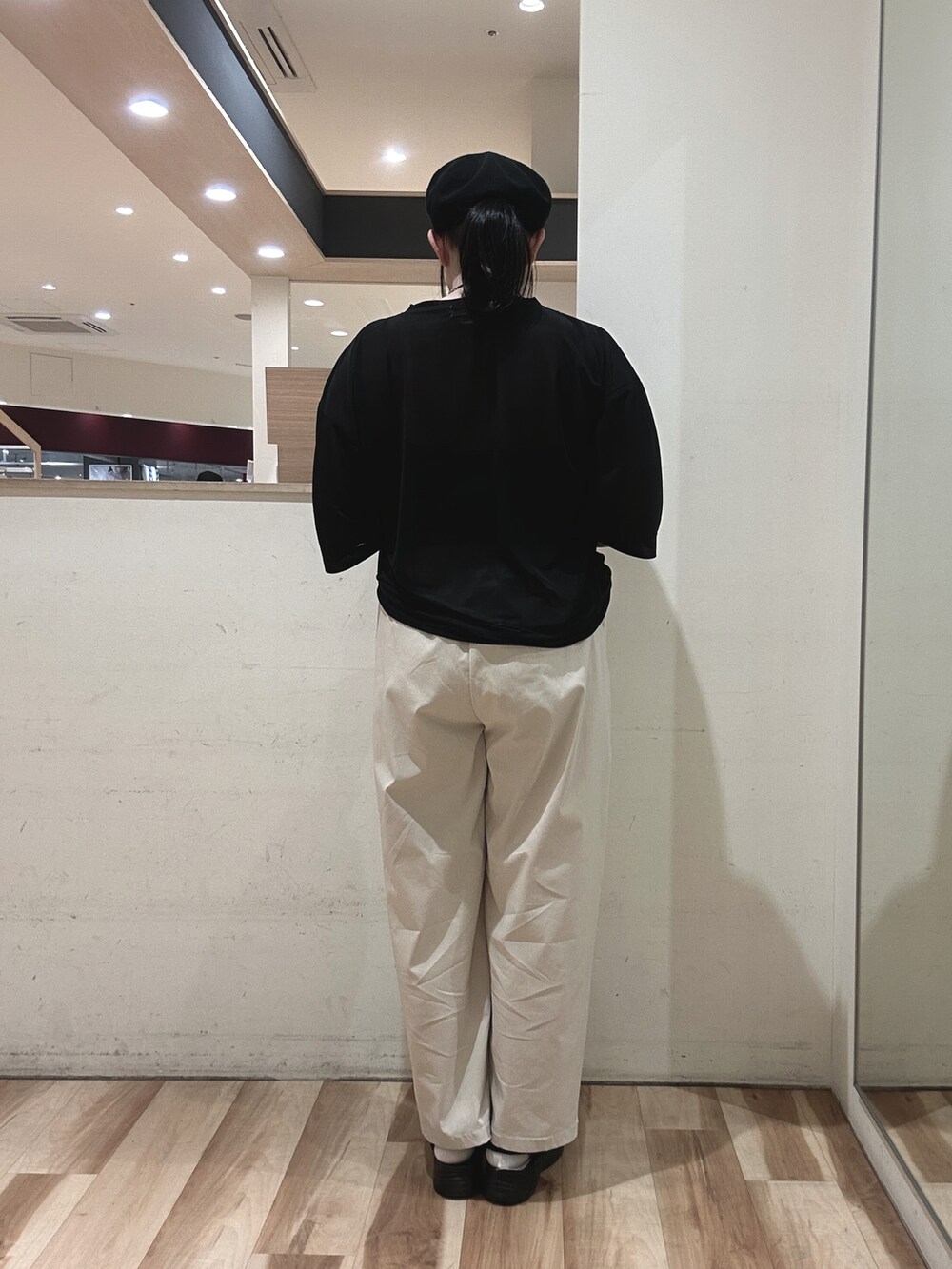 ベージュ系のその他パンツ、シルバー系のハンドバッグ、ブラック系のドレスシューズを着用したレディースの春コーディネートの3枚目の写真