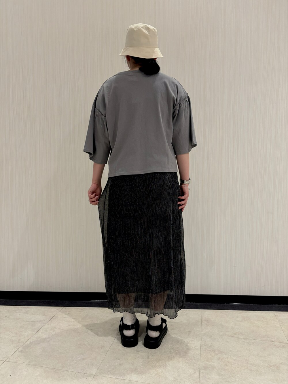 グレー系のTシャツ/カットソー、ブラック系のスカート、ブラック系のドレスシューズを着用したレディースの夏コーディネートの4枚目の写真