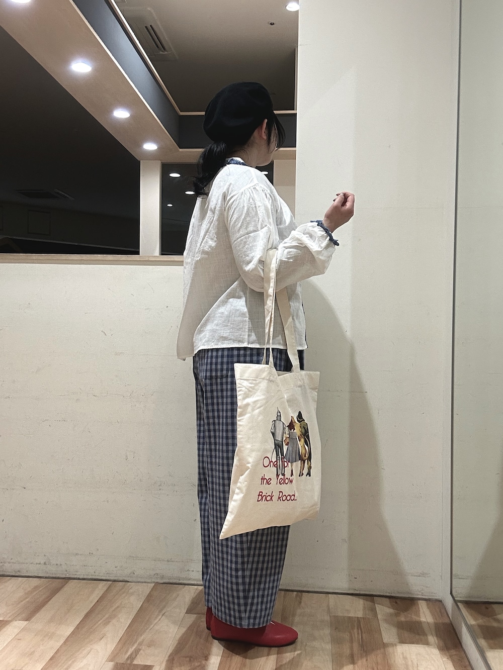ベージュ系のトートバッグ、ブルー系のその他パンツ、レッド系のドレスシューズを着用したレディースの春コーディネートの2枚目の写真