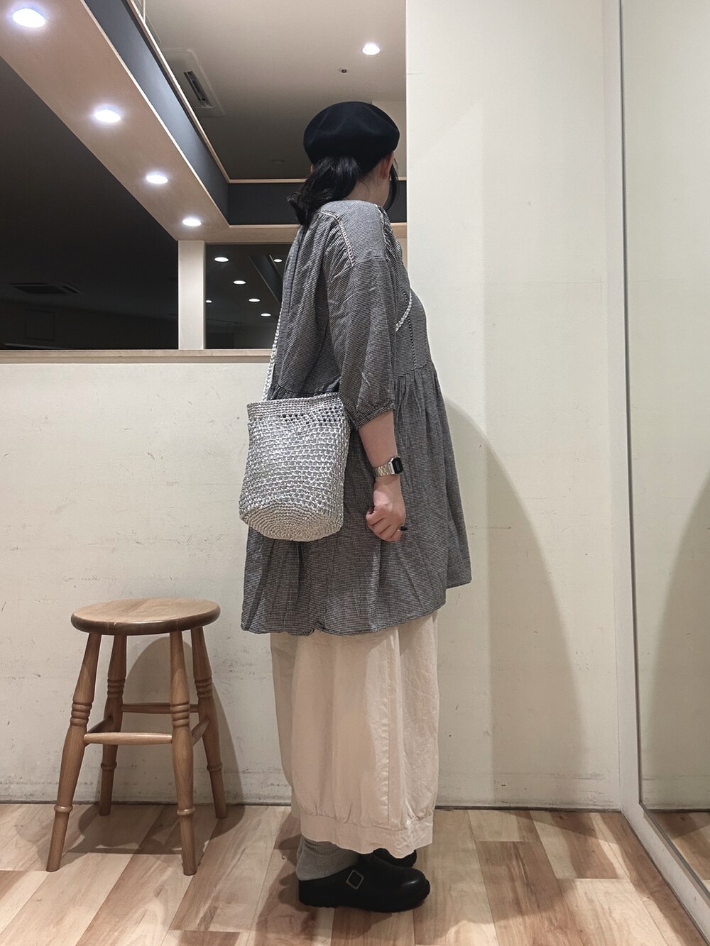 シルバー系のハンドバッグ、ホワイト系のその他パンツ、ブラック系のドレスシューズを着用したレディースの春コーディネートの2枚目の写真