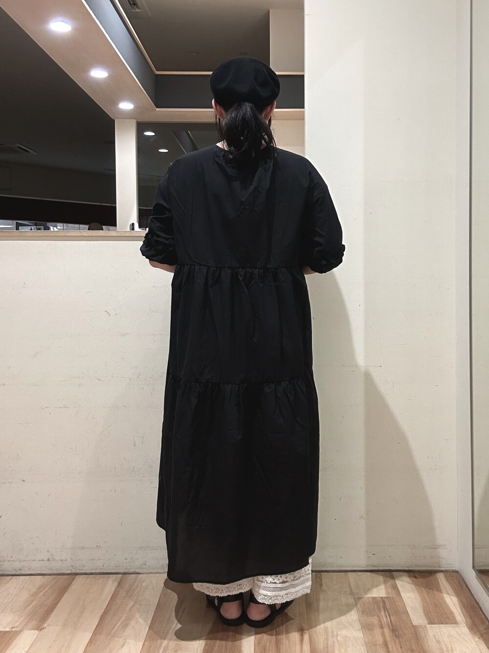 シルバー系のハンドバッグ、ブラック系のサンダル、ホワイト系のその他パンツを着用したレディースの春コーディネートの3枚目の写真