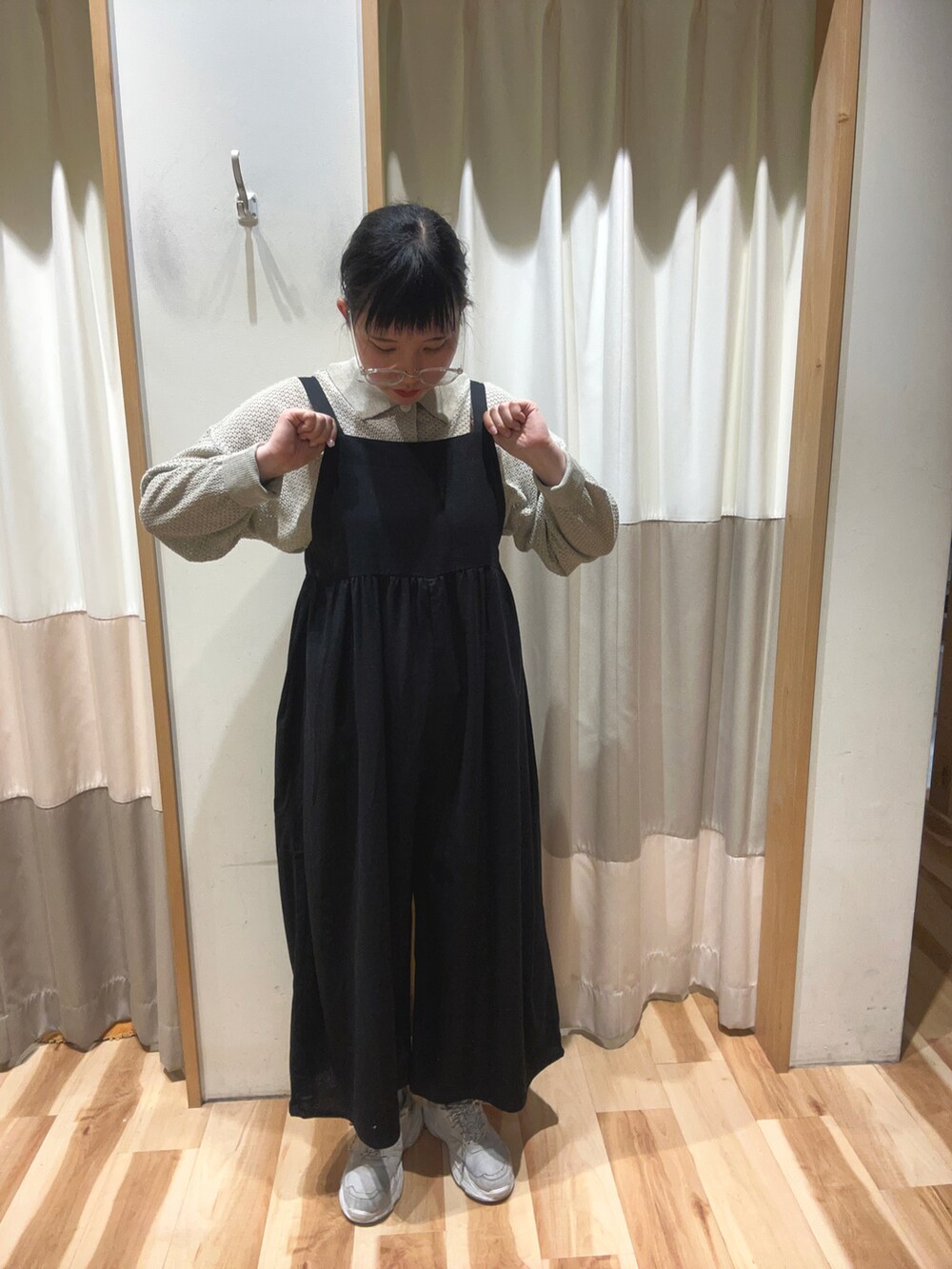 ブラック系のその他パンツ、ホワイト系のスニーカー、ベージュ系のカーディガン/ボレロを着用したレディースの春コーディネートの2枚目の写真