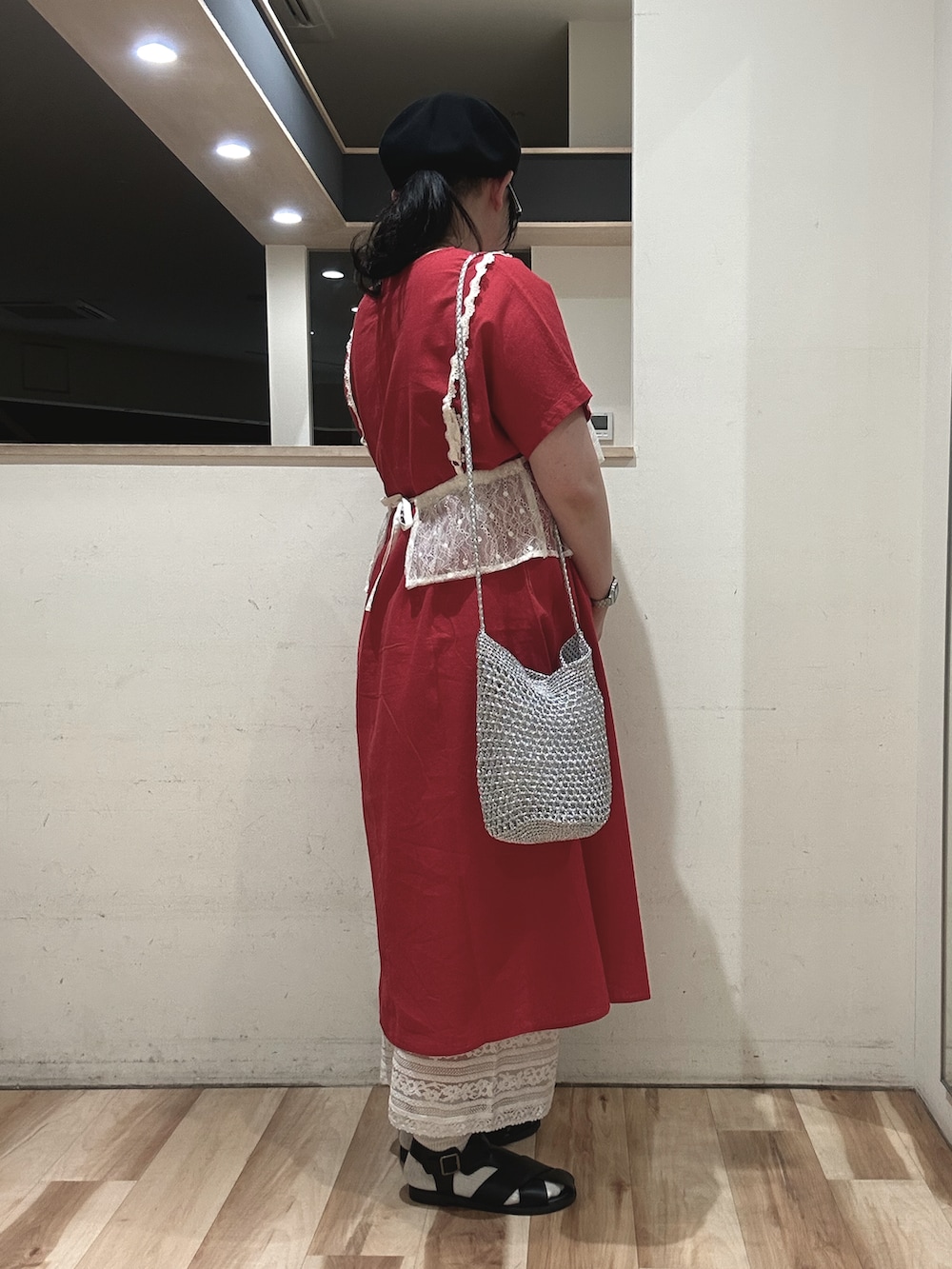 ベージュ系のシャツ/ブラウス、シルバー系のハンドバッグ、ブラック系のサンダルを着用したレディースの春コーディネートの2枚目の写真