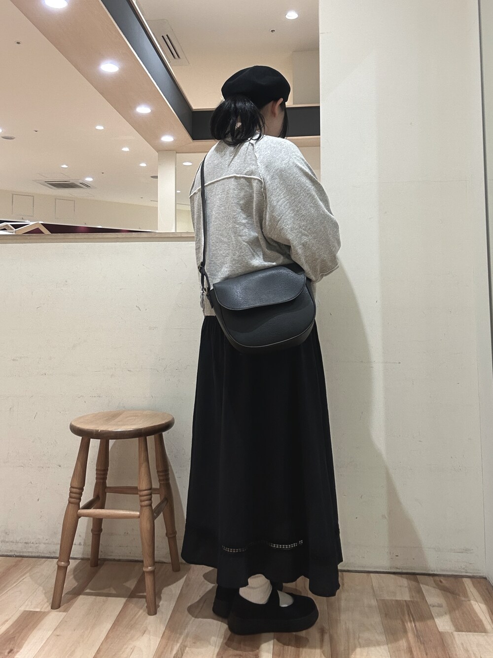 ホワイト系のシャツ/ブラウス、グレー系のTシャツ/カットソー、ブラック系のハンドバッグを着用したレディースの春コーディネートの2枚目の写真