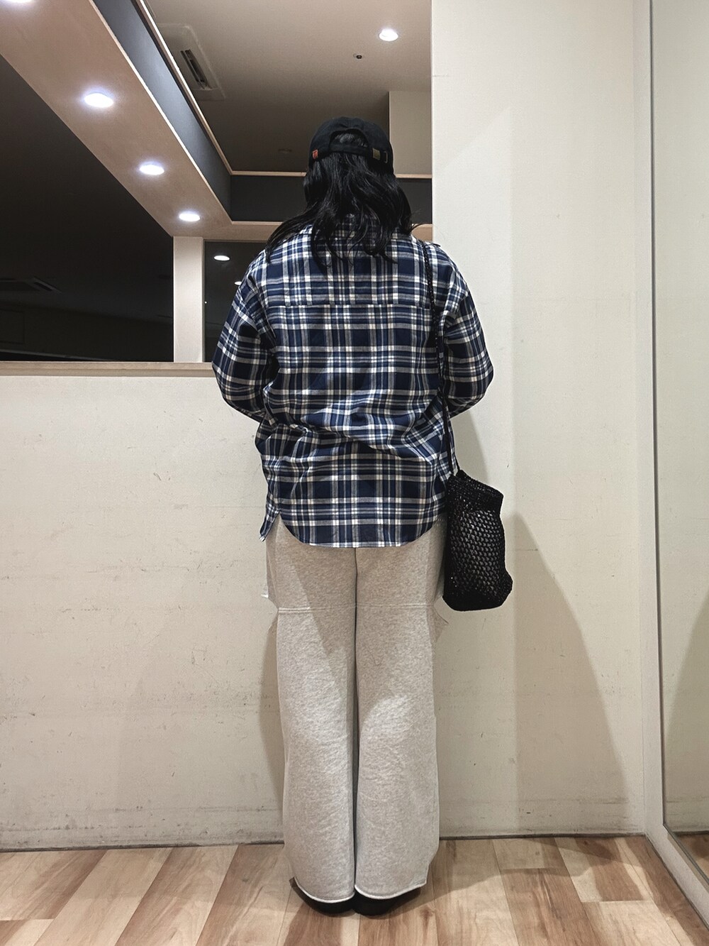 グレー系のその他パンツ、ブルー系のシャツ/ブラウス、ホワイト系のTシャツ/カットソーを着用したレディースの春コーディネートの3枚目の写真