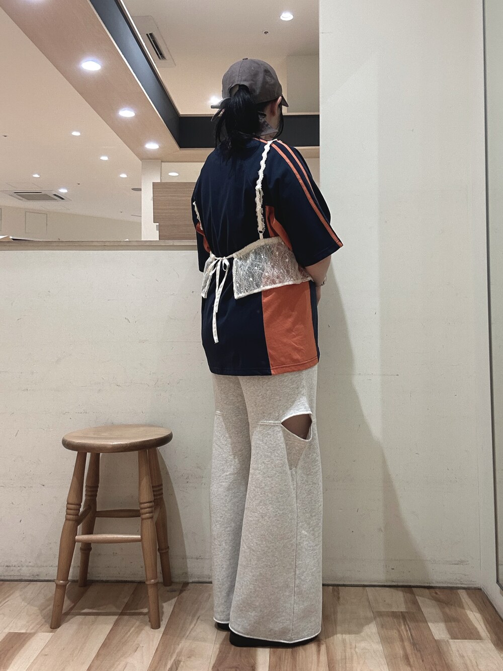 ブルー系のTシャツ/カットソー、ベージュ系のシャツ/ブラウス、グレー系のその他パンツを着用したレディースの春コーディネートの2枚目の写真