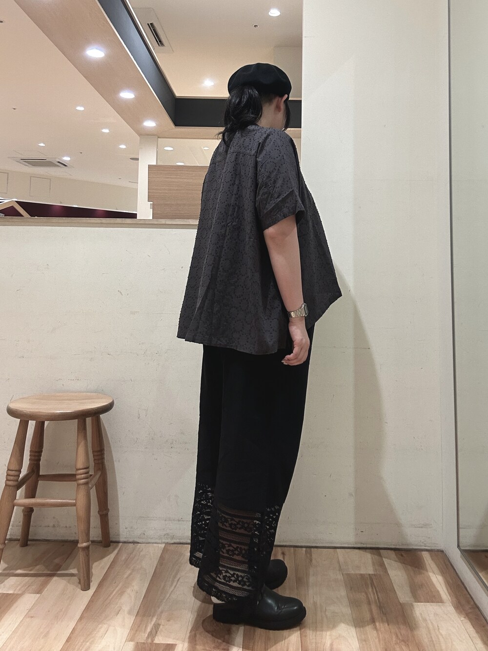 ブラック系のその他パンツ、ブラック系のドレスシューズ、グレー系のシャツ/ブラウスを着用したレディースの春コーディネートの2枚目の写真